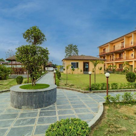 Sisai Park Village Chitwan Bagian luar foto