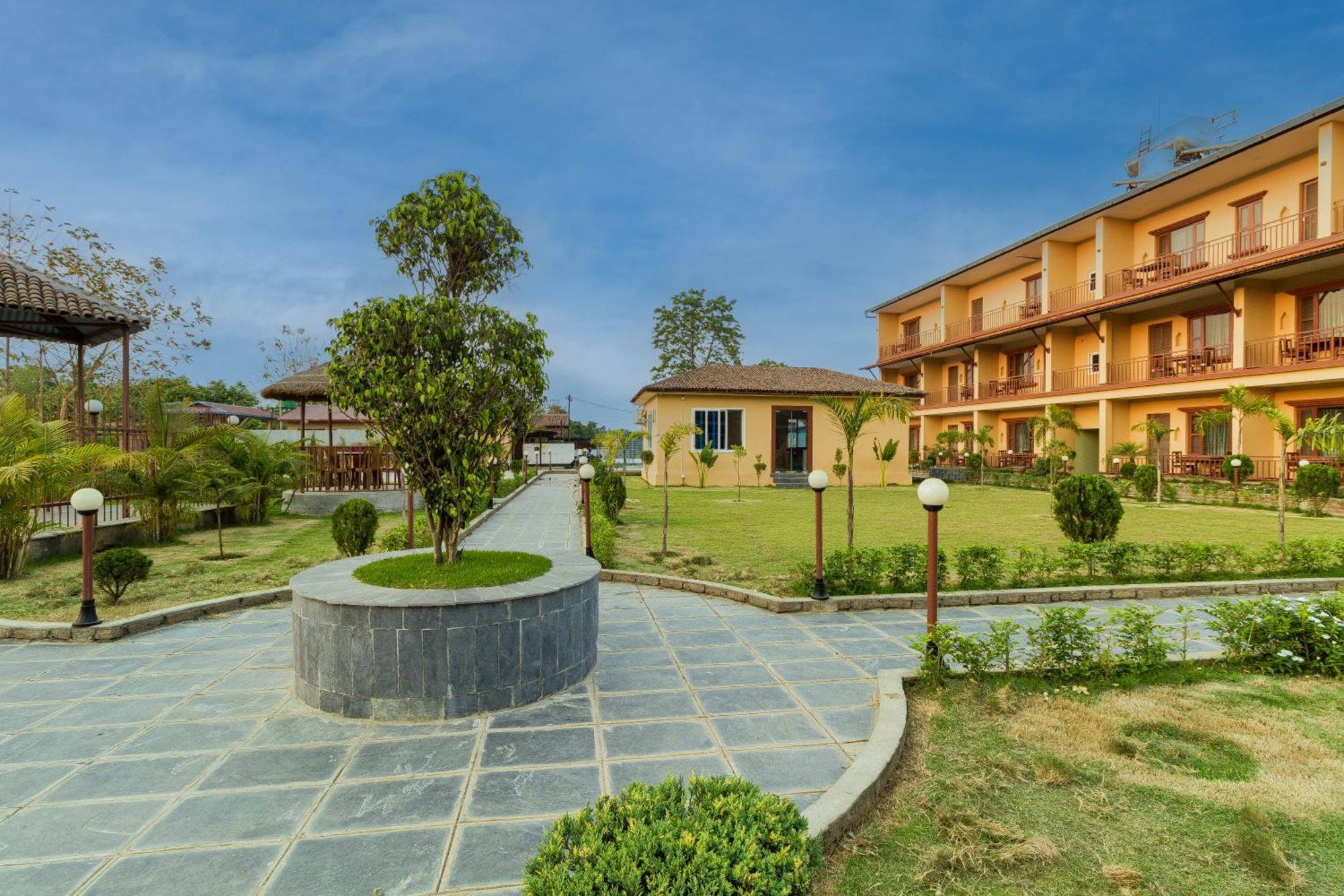 Sisai Park Village Chitwan Bagian luar foto